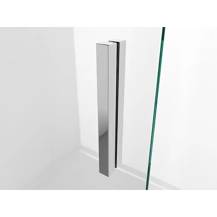 Duscholux Mampara de ducha frontal Mode One24 - 185 x 200 cm, Vidrio transparente, Longitud regulable: 180,1 cm - 185 cm, Plata Brillo - Primer plano de una manija de ducha cromada cuadrada y moderna en una puerta de ducha de vidrio transparente.