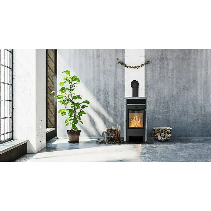 Fireplace Kaminofen Durango - 6 kW, Raumheizvermögen: 108 m³, Material Verkleidung: Speckstein, Schwarz - Innenaufnahme eines Kaminofens mit Holzscheiten und Dekoration in einem stilvollen Raum mit Pflanze.