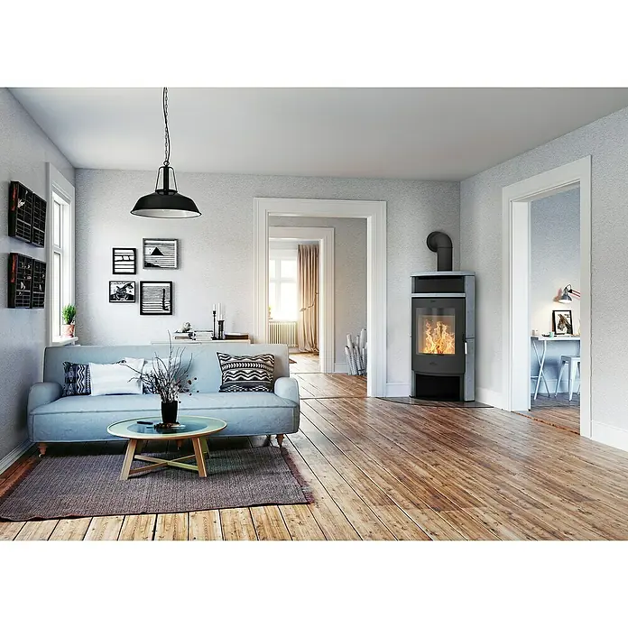 Fireplace Kaminofen Samba - 7 kW, Raumheizvermögen: 126 m³, Material Verkleidung: Keramik, Schwarz - Gemütliches Wohnzimmer mit einem modernen Kaminofen als Blickfang, der Wärme und Atmosphäre verbreitet. Der Kamin ist ein Highlight des Raumes.