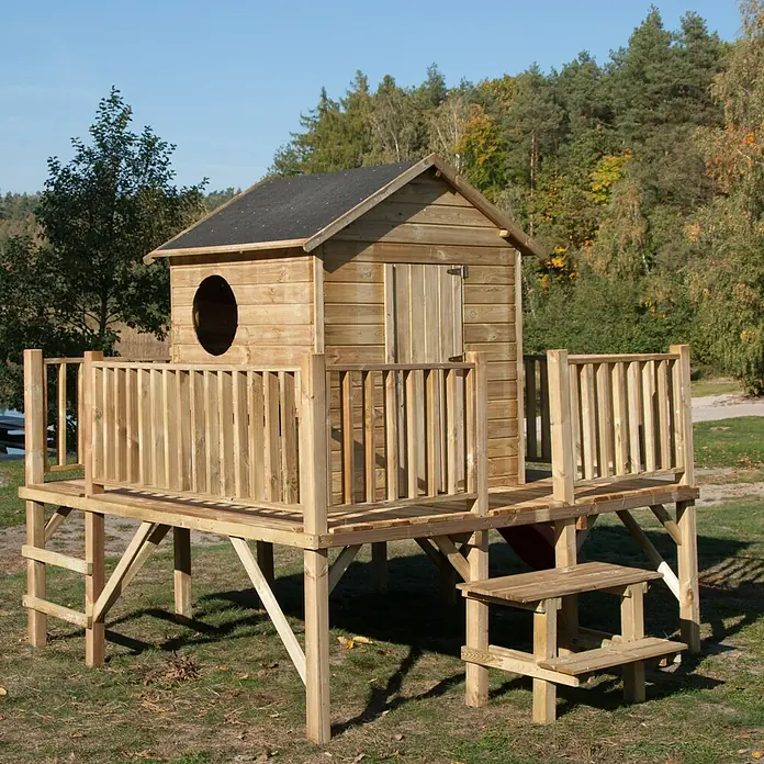 Spielhaus Mario - L x B x H: 227 x 286 x 232 cm, Holz, Natur - Ein hölzernes Spielhaus mit Terrasse, Geländer und einer kleinen Treppe im Garten. Ideal zum Spielen und Verstecken.