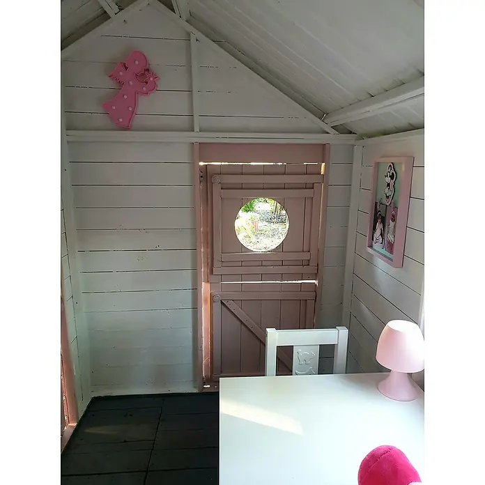 Spielhaus Florian - L x B x H: 170 x 270 x 171 cm, Holz, Natur - Kinderzimmer mit weißem Tisch, Stuhl, rosa Lampe und Tür. Eine Engelsfigur schmückt die Wand, ein Bild hängt daneben.