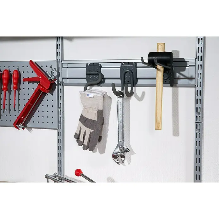 Phönix Regal-Set Staxx Garage - L x B x H: 62 x 65 x 223,6 cm, Eiche/Silber - Werkzeuge und Zubehör an einer Lochwand aufgehängt, darunter eine Kartuschenpistole, Schraubendreher, Handschuhe, ein Schraubenschlüssel und ein Hammer.