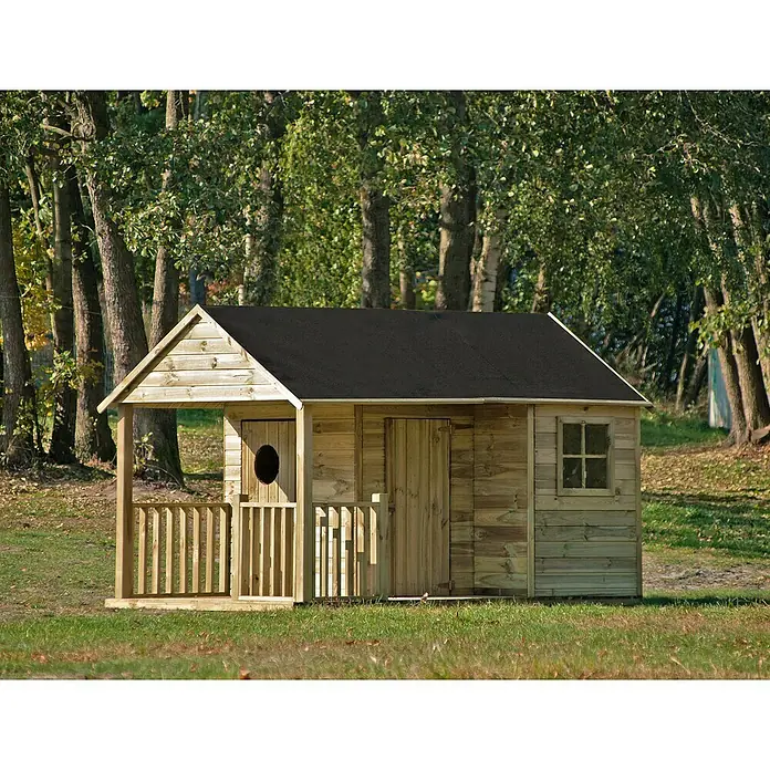 Spielhaus Florian - L x B x H: 170 x 270 x 171 cm, Holz, Natur - Ein hölzernes Spielhaus mit überdachter Veranda und schwarzem Dach steht auf einer Wiese, umgeben von Bäumen und bietet Kindern einen idealen Spielort.