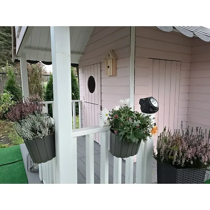 Spielhaus Florian - L x B x H: 170 x 270 x 171 cm, Holz, Natur - Nahaufnahme eines mit Blumen geschmückten Spielhauses. Die hängenden Töpfe mit bunten Blumen verleihen der Szene einen Hauch von Farbe.