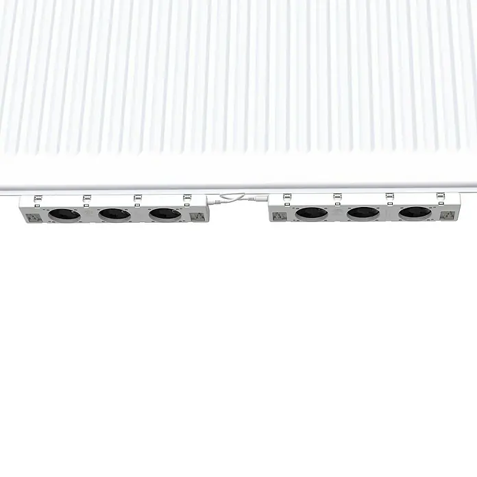 SpeedComfort Heizkörperventilator Duo-SetL x H: 34 x 2,5 cm, Weiß, 2 Stk. - Die Aufnahme zeigt zwei weiße Vierfach-Steckdosenleisten mit Lüftern unter einer weißen, gerippten Oberfläche.
