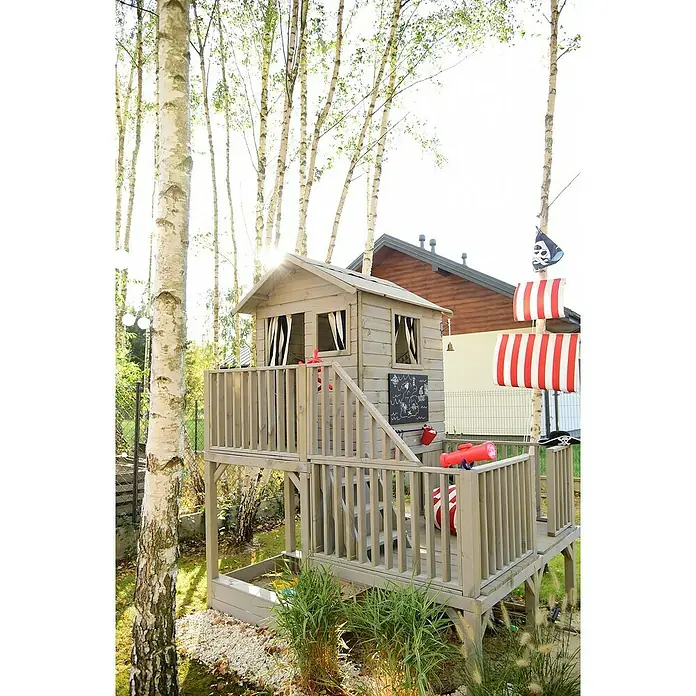 Spielhaus Tom - L x B x H: 226,5 x 176 x 272 cm, Holz, Natur - Ein zweistöckiges Holzspielhaus im Garten mit Piratenflagge, rotem Fernrohr und Kreidetafel für fantasievolle Abenteuer im Freien.