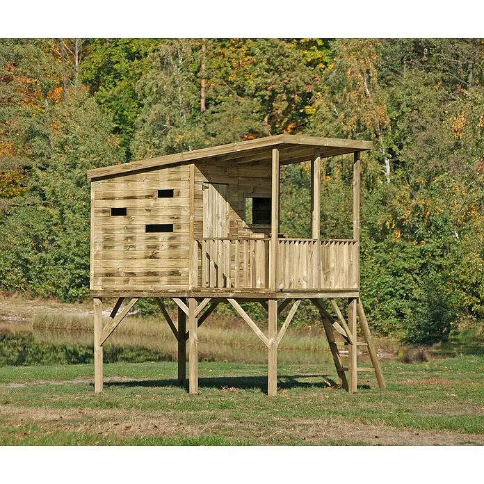 Spielhaus Robin - L x B x H: 220 x 175 x 272 cm, Holz, Natur - Ein hölzernes Baumhaus mit Plattform und Leiter steht auf einer grünen Wiese. Das Baumhaus ist aus unbehandeltem Holz und hat mehrere Fenster.