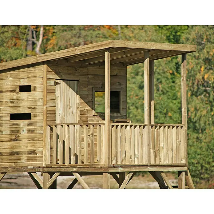 Spielhaus Robin - L x B x H: 220 x 175 x 272 cm, Holz, Natur - Das Bild zeigt ein hölzernes Baumhaus mit einer kleinen Veranda, ideal für Kinder zum Spielen und Verstecken im Garten.