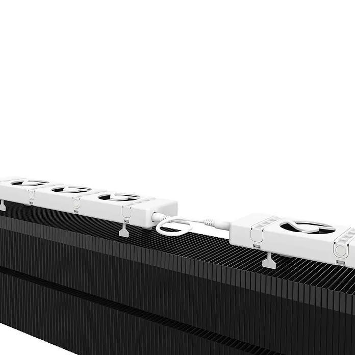SpeedComfort Heizkörperventilator Duo-SetL x H: 34 x 2,5 cm, Weiß, 2 Stk. - Nahaufnahme eines LED-Beleuchtungssystems mit mehreren verbundenen weißen Lichtleisten auf einer schwarzen Oberfläche.