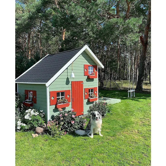 Spielhaus Aleks - L x B x H: 223 x 250 x 230 cm, Holz, Natur - Das bezaubernde Kinderspielhaus mit schwarzem Dach und roten Fensterläden wird von einem niedlichen Hund bewacht.