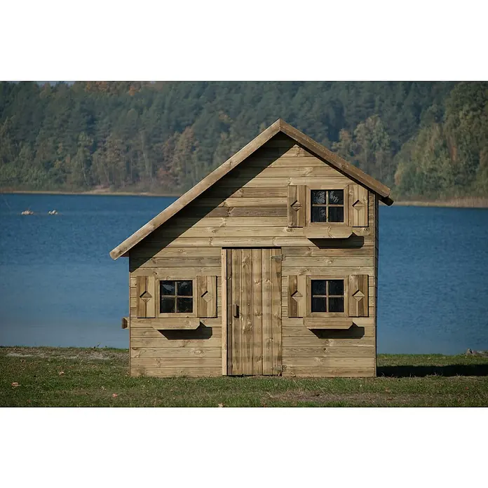 Spielhaus Aleks - L x B x H: 223 x 250 x 230 cm, Holz, Natur - Kleines Holzhaus mit Giebeldach, Fensterläden und Tür vor blauem Gewässer und Baumgruppe. Ideal für Kinderspiele im Freien.