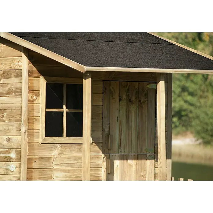 Spielhaus Mia - L x B x H: 190,5 x 143 x 159 cm, Holz, Natur - Nahaufnahme eines hölzernen Spielhauses mit einem schwarzen Dach, einer Tür und einem Fenster. Das Spielhaus steht im Freien mit Bäumen im Hintergrund.