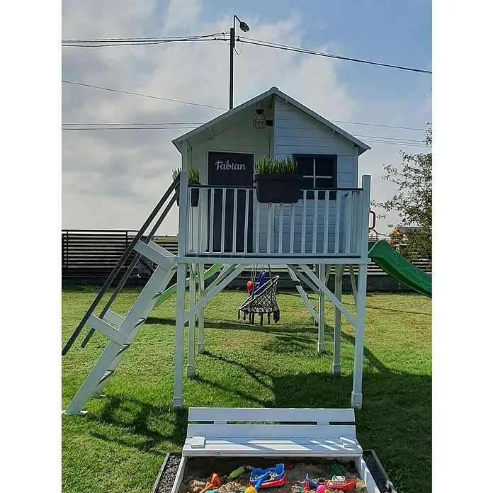Spielhaus Jeremy Max - L x B x H: 269 x 220 x 315 cm, Holz, Natur - Übersicht Aufnahme des Spielhauses mit Sandkasten auf einem gepflegten Rasen mit Spielzeug im Sandkasten.
