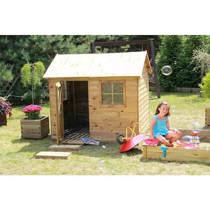Spielhaus Lennard - L x B x H: 161 x 127 x 158 cm, Holz, Natur - Hölzernes Spielhaus im Garten mit einem Mädchen, das in der Sandkiste sitzt, umgeben von Seifenblasen, die für eine verspielte Atmosphäre sorgen.