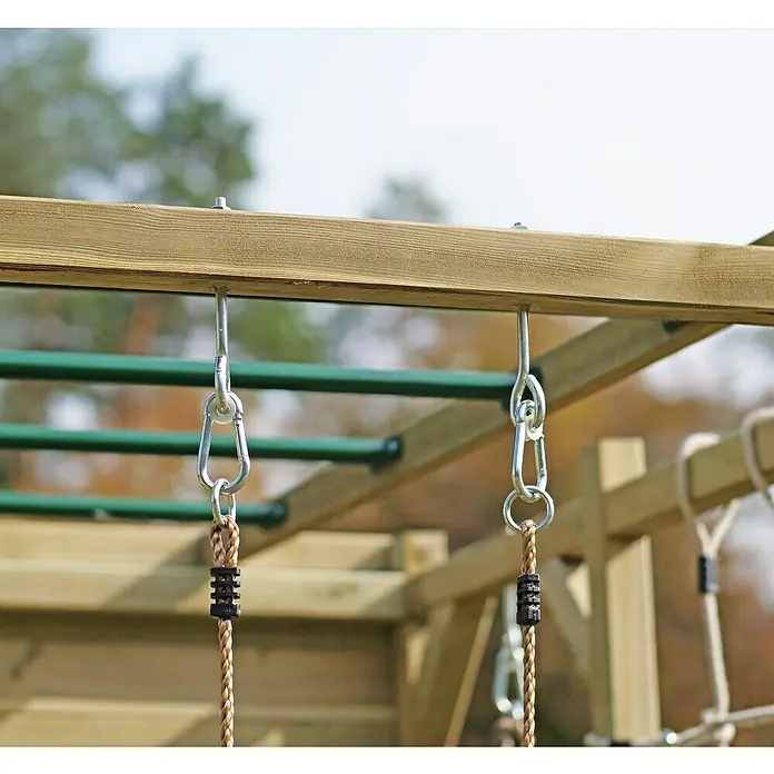 Kinderspielturm Kubisch Zeta - L x B x H: 225 x 185 x 210 cm - Detailaufnahme einer Spielplatzstruktur mit Seilen, Metallhaken und Holzrahmen, die ein sicheres und spannendes Spielerlebnis bietet.