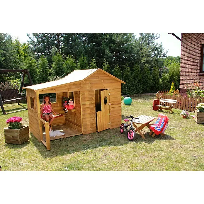 Spielhaus Elisa - L x B x H: 240 x 125 x 173 cm, Holz, Natur - Hölzernes Spielhaus mit einer kleinen Bank davor, auf der ein Kind sitzt. Spielzeug, Fahrräder und ein Tisch stehen auch auf dem Rasen.