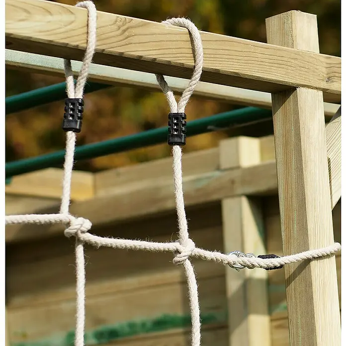 Kinderspielturm Kubisch Zeta - L x B x H: 225 x 185 x 210 cm - Detailaufnahme eines robusten Kletternetzes aus Seil, befestigt an einer Holzstruktur für Spielplätze im Freien.