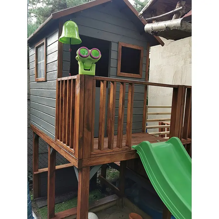 Spielhaus Tom mit Rutsche - L x B x H: 226,5 x 176 x 272 cm, Holz, Natur - Detailaufnahme eines erhöhten Kinderspielhauses mit Rutsche, Spielzeug-Fernrohr und Glocke, ideal für fantasievolles Spielen im Garten.
