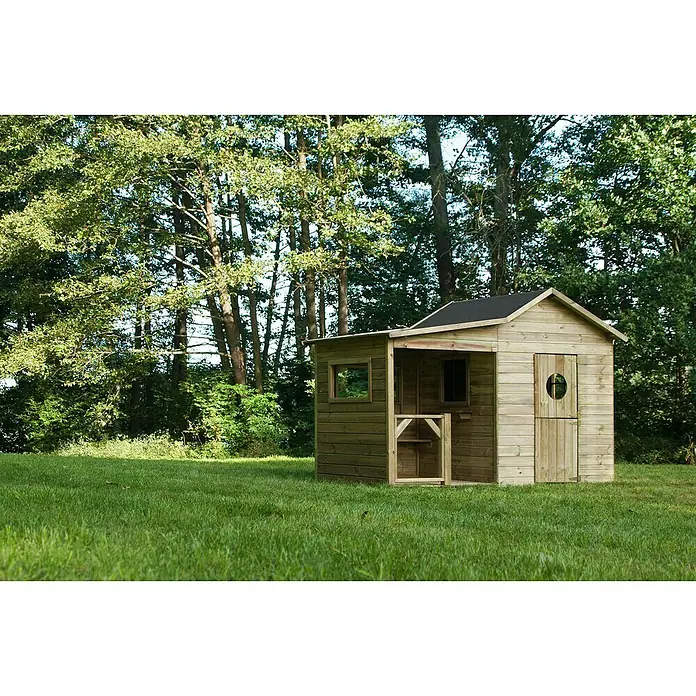 Spielhaus Elisa - L x B x H: 240 x 125 x 173 cm, Holz, Natur - Ein charmantes Holzspielhaus mit Fenster und Tür steht auf einer grünen Wiese vor einem Wald. Ideal für Kinder zum Spielen und Entdecken im Freien.
