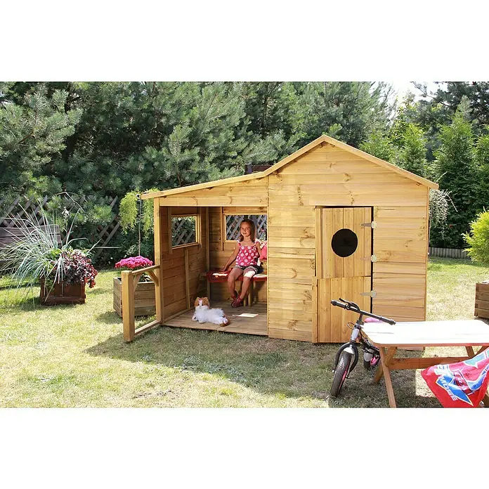Spielhaus Elisa - L x B x H: 240 x 125 x 173 cm, Holz, Natur - Kind im Holzspielhaus mit Fenster, Tür und Bank. Draußen Spielzeug und Tisch mit Fahrrad.