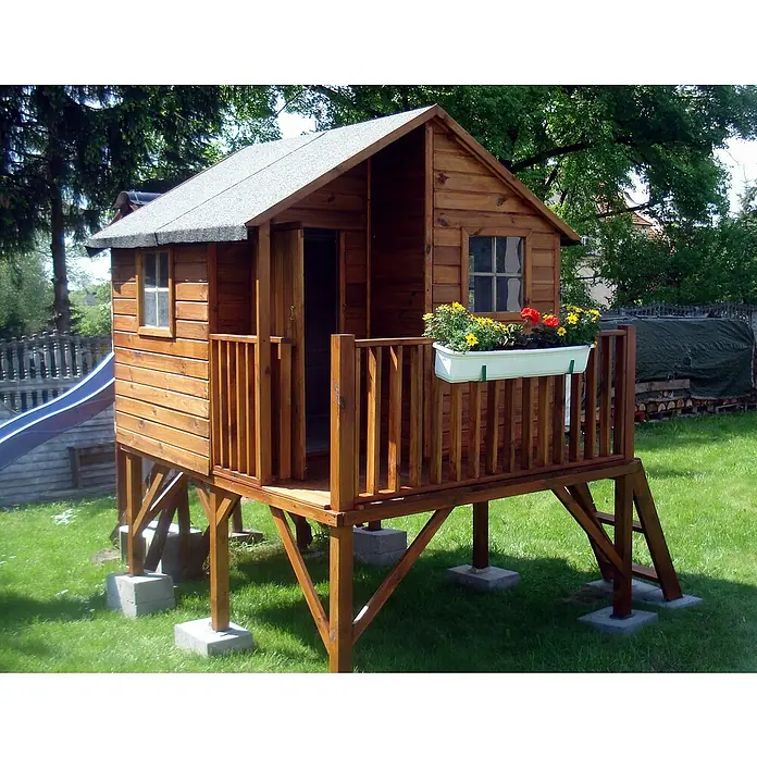Spielhaus Jeremy - L x B x H: 175 x 226 x 250,5 cm, Holz, Natur - Ein charmantes, erhöhtes Holzspielhaus mit einer kleinen Veranda und einem Blumenkasten, ideal für Kinder zum Spielen im Garten.