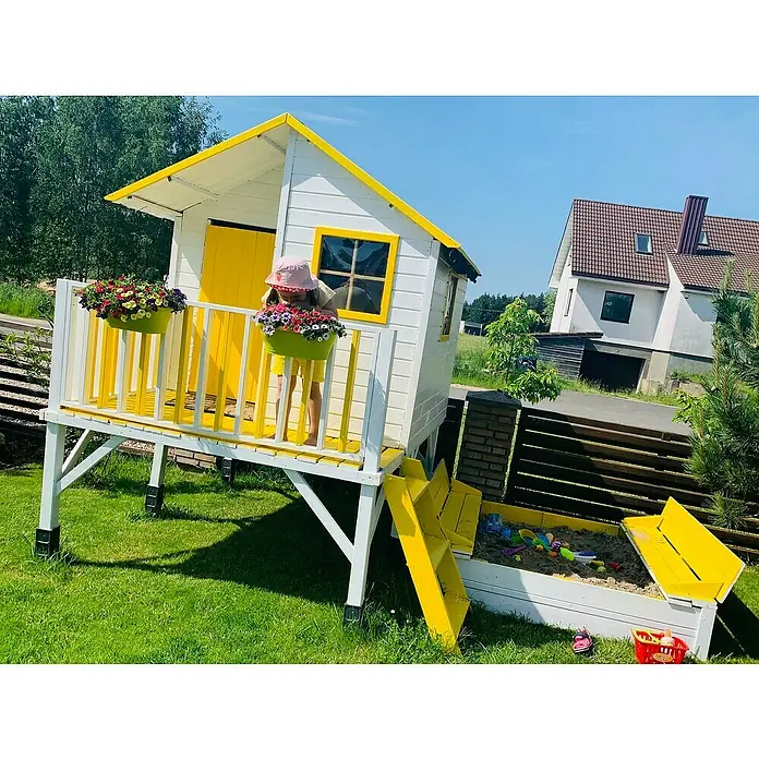 Spielhaus Jeremy - L x B x H: 175 x 226 x 250,5 cm, Holz, Natur - Kinderspielhaus mit Sandkasten und Blumenkästen. Das Spielhaus ist weiß mit gelben Akzenten und steht auf einem grünen Rasen.