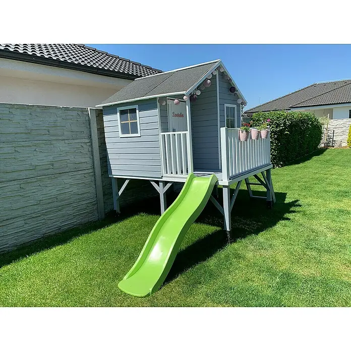 Kinderspielturm Jeremy - L x B x H: 175 x 226 x 250,5 cm, Natur - Bild eines grauen Spielhauses mit grüner Rutsche im Garten. Perfekt für stundenlangen Spielspaß im Freien.