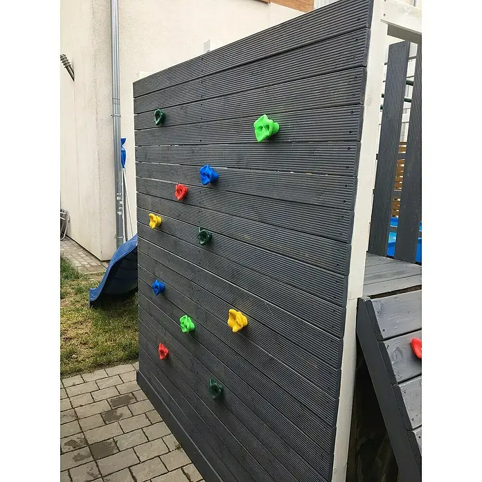 Kinderspielturm Kubisch Alfa - L x B x H: 447 x 225 x 210 cm, Natur - Kletterwand mit bunten Griffen an einem Spielplatz, ideal für Kinder zum Austoben und Klettern im Freien.