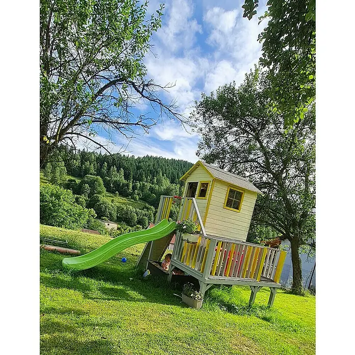 Kinderspielturm Tom - Natur - Ein charmantes Spielhaus mit Rutsche im Garten, ideal für Kinder zum Spielen und Entdecken in der Natur.