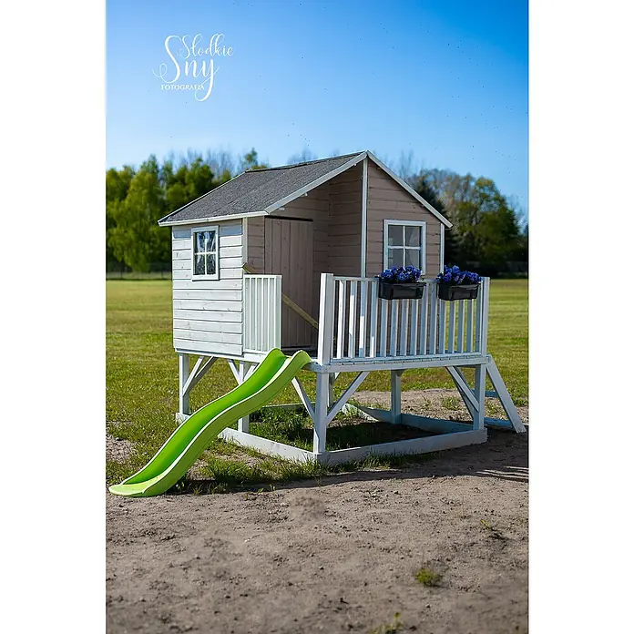 Kinderspielturm Jeremy - L x B x H: 175 x 226 x 250,5 cm, Natur - Ein charmantes Spielhaus mit Rutsche, dekoriert mit Blumenkästen. Perfekt für fantasievolle Spiele im Freien und kreativen Spaß im Garten.
