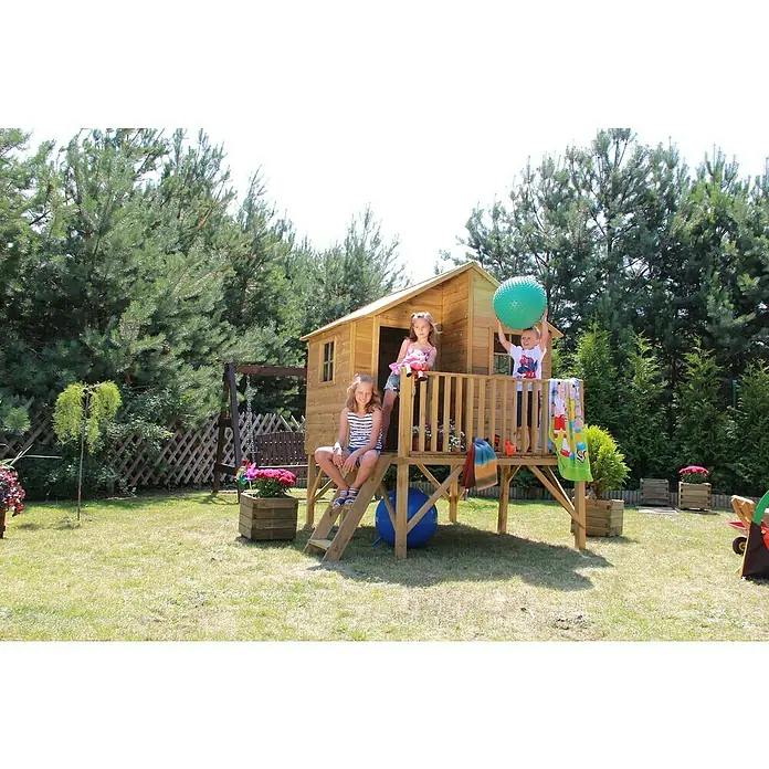 Spielhaus Jeremy - L x B x H: 175 x 226 x 250,5 cm, Holz, Natur - Bild von drei Kindern, die auf einem hölzernen Spielhaus im Garten spielen. Die Kinder spielen mit einem Ball und haben Spaß im Freien.