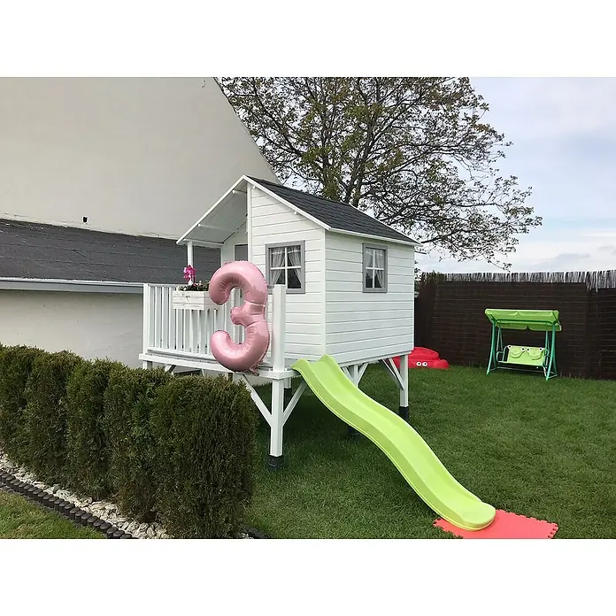 Kinderspielturm Jeremy - L x B x H: 175 x 226 x 250,5 cm, Natur - Ein entzückendes, erhöhtes Spielhaus mit Rutsche und Schaukel im Garten, ideal für stundenlangen Spielspaß im Freien.