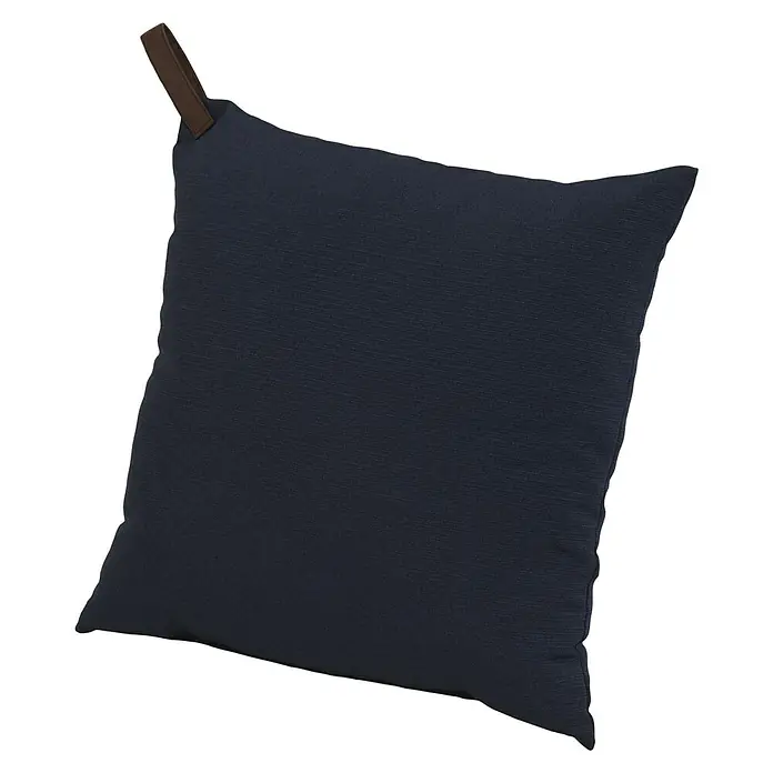 Sunfun Outdoor-Kissen Fiona - Dunkelblau, L x B x H: 40 x 40 x 10 cm, Polyester - Nahaufnahme eines marineblauen quadratischen Sitzkissens mit Lederschlaufe auf schwarzem Hintergrund.