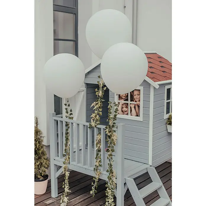 Spielhaus Tobias - L x B x H: 179 x 161 x 221 cm, Holz, Natur - Dieses Foto zeigt ein graues Spielhaus mit rotem Dach, dekoriert mit weißen Ballons und floralen Girlanden. Drei Kinder schauen aus dem Fenster.