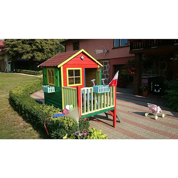 Spielhaus Tobias - L x B x H: 179 x 161 x 221 cm, Holz, Natur - Buntes Spielhaus mit Veranda, umgeben von gepflegten Büschen, einladend zum Spielen im Garten. Puppenwagen im Hintergrund.