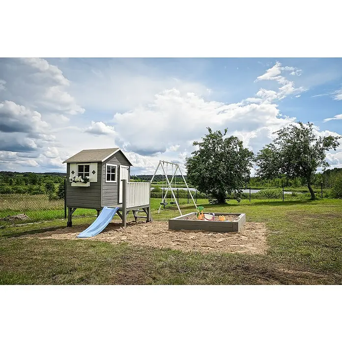 Spielhaus Tobias - L x B x H: 179 x 161 x 221 cm, Holz, Natur - Spielhaus mit Rutsche, Schaukel und Sandkasten auf einer grünen Wiese unter blauem Himmel mit Wolken.