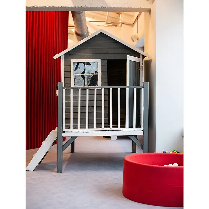 Spielhaus Tobias - L x B x H: 179 x 161 x 221 cm, Holz, Natur - Ein graues Kinder-Spielhaus mit weißem Akzenten, inklusive einer kleinen Leiter und einem roten Bällebad im Vordergrund. Ideal für fantasievolles Spielen.