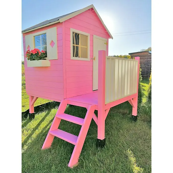Spielhaus Tobias - L x B x H: 179 x 161 x 221 cm, Holz, Natur - Ein rosafarbenes Spielhaus mit weißen Akzenten, kleinem Balkon und Treppe im Garten. Ideal zum Spielen im Freien für Kinder.