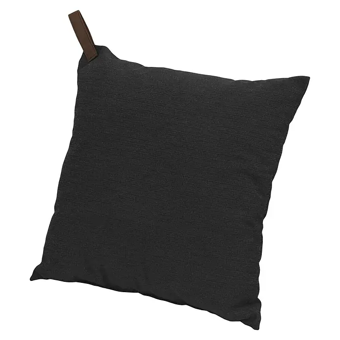Sunfun Outdoor-Kissen Fiona - Anthrazit, L x B x H: 40 x 40 x 10 cm, Polyester - Nahaufnahme eines schwarzen quadratischen Kissens mit einer braunen Lederschlaufe an der Oberseite, isoliert auf einem schwarzen Hintergrund.