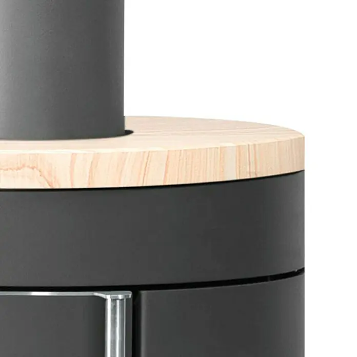 Justus Kaminofen Mino 2.0 - 5,5 kW, Raumheizvermögen: 88 m³, Farbe Verkleidung: Sandstein, Schwarz - Detailansicht eines Kaminofens mit hellen Holzdetails. Das moderne Designelement ist ein Blickfang für jedes Wohnzimmer.