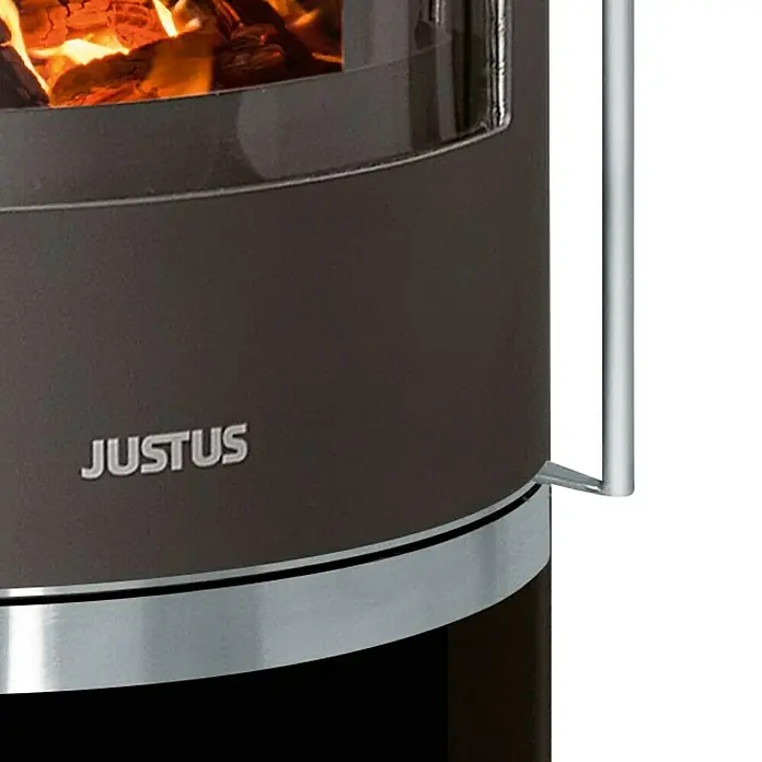 Justus Kaminofen Faro Top 2.0 - 6 kW, Raumheizvermögen: 115 m³, Abdeckung: Stahl, Schwarz - Nahaufnahme eines Justus Kaminofens mit Feuer im Inneren, der Wärme und Gemütlichkeit ausstrahlt. Das elegante Design ergänzt jeden Wohnraum.