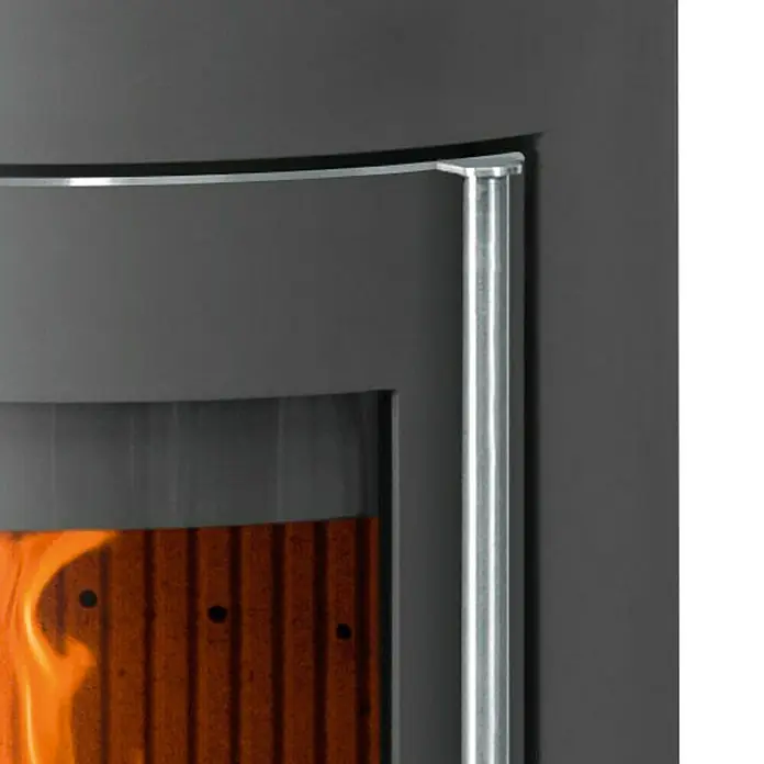 Justus Kaminofen Mino 2.0 - 5,5 kW, Raumheizvermögen: 88 m³, Farbe Verkleidung: Sandstein, Schwarz - Detailaufnahme eines Kaminofens mit silberfarbenem Griff und Blick auf das brennende Feuer im Inneren.