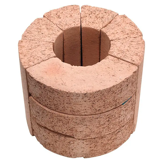Justus Kaminofen Agero W+ - 7 kW, Raumheizvermögen: 144 m³, Material Verkleidung: Stahl, Schwarz - Nahaufnahme eines ringförmigen, segmentierten Pflanzgefäßes aus terrakottafarbenem Ton, das aus gestapelten Schichten besteht.