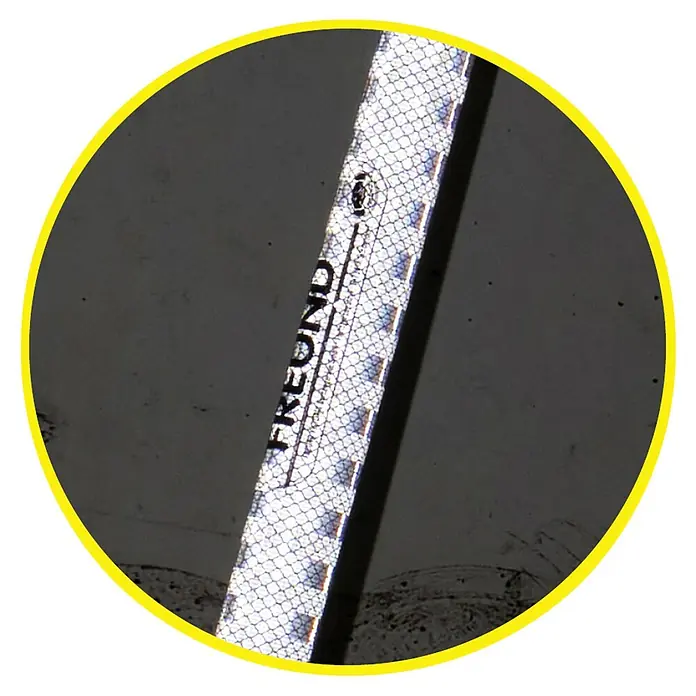 Freund Victoria Aluline Schneeschieber Reflection - Breite: 54 cm, Neongelb - Nahaufnahme eines Freund-Produkts, das eine reflektierende Oberfläche mit einem sich wiederholenden geometrischen Muster aufweist, ideal für Sichtbarkeit.