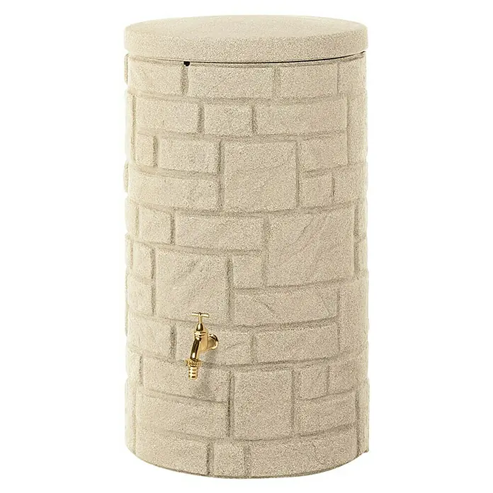 Arves Regenspeicher Arcado - 230 l, Sandsteinfarben, 1 Stk. - Ein detailreicher Regenspeicher in Steinoptik mit einem messingfarbenen Wasserhahn, ideal für Garten und umweltbewusste Bewässerung.
