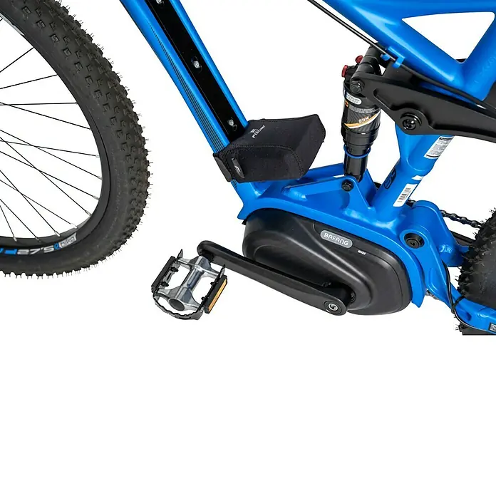Fischer Schutzhülle für E-Bike Akku-Kontakt - Geeignet für: E-Bikes - Detailaufnahme eines blauen E-Mountainbikes mit einem Bafang-Motor und einem Pedal.