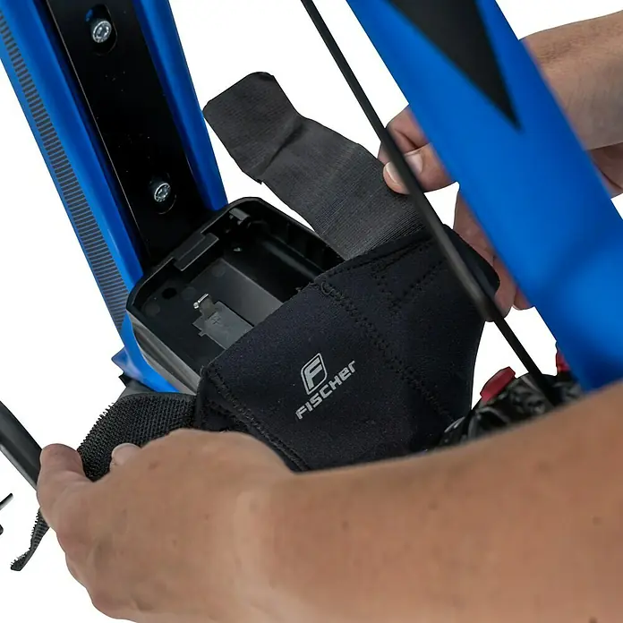 Fischer Schutzhülle für E-Bike Akku-Kontakt - Geeignet für: E-Bikes - Ein Fischer E-Bike mit geöffnetem Batteriefach, umhüllt von einer schwarzen Schutzhülle mit Fischer-Logo.