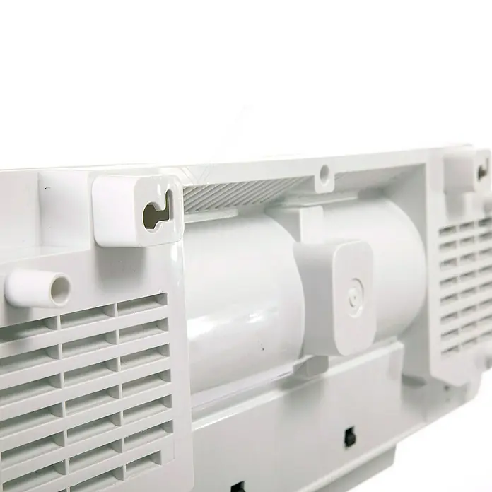 Purline Calefactor de aire HOTI M90 - 2.000 W, Blanco - Primer plano de la parte posterior de un producto blanco con rejillas de ventilación y accesorios de montaje.