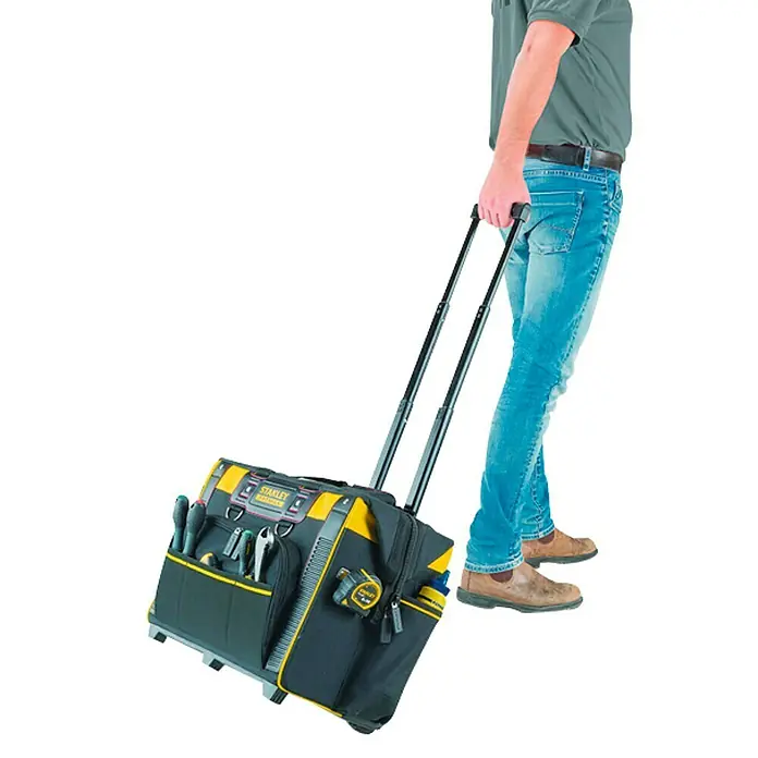 Stanley Bolsa para herramientas FMST1-80148 - No incluye herramientas - Una persona tira de un bolso de herramientas rodante Stanley negro y amarillo con asa telescópica. Ideal para transportar herramientas.