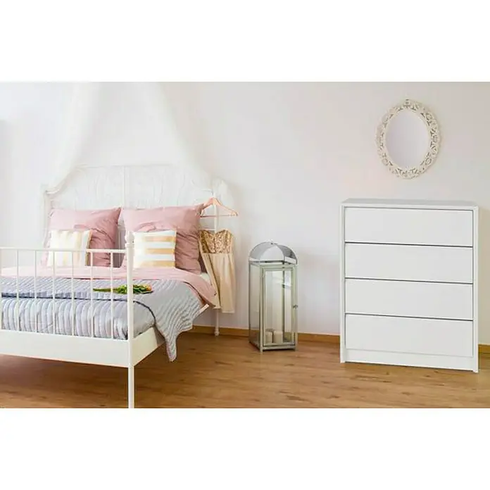 Cajonera montada - L x An x Al: 45 x 60 x 72 cm, Blanco, Número de cajones: 4 ud. - Una cómoda blanca y moderna con cuatro cajones en un dormitorio luminoso con suelo de madera.
